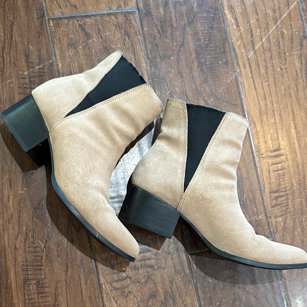 Urban Outfitters Beige Suede Ankle Booties Size‎ 7
